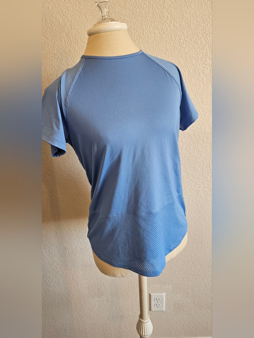 UNDER ARMOUR Crew Neck Breathable Open back Athletic T Shirt Light Blue Medium